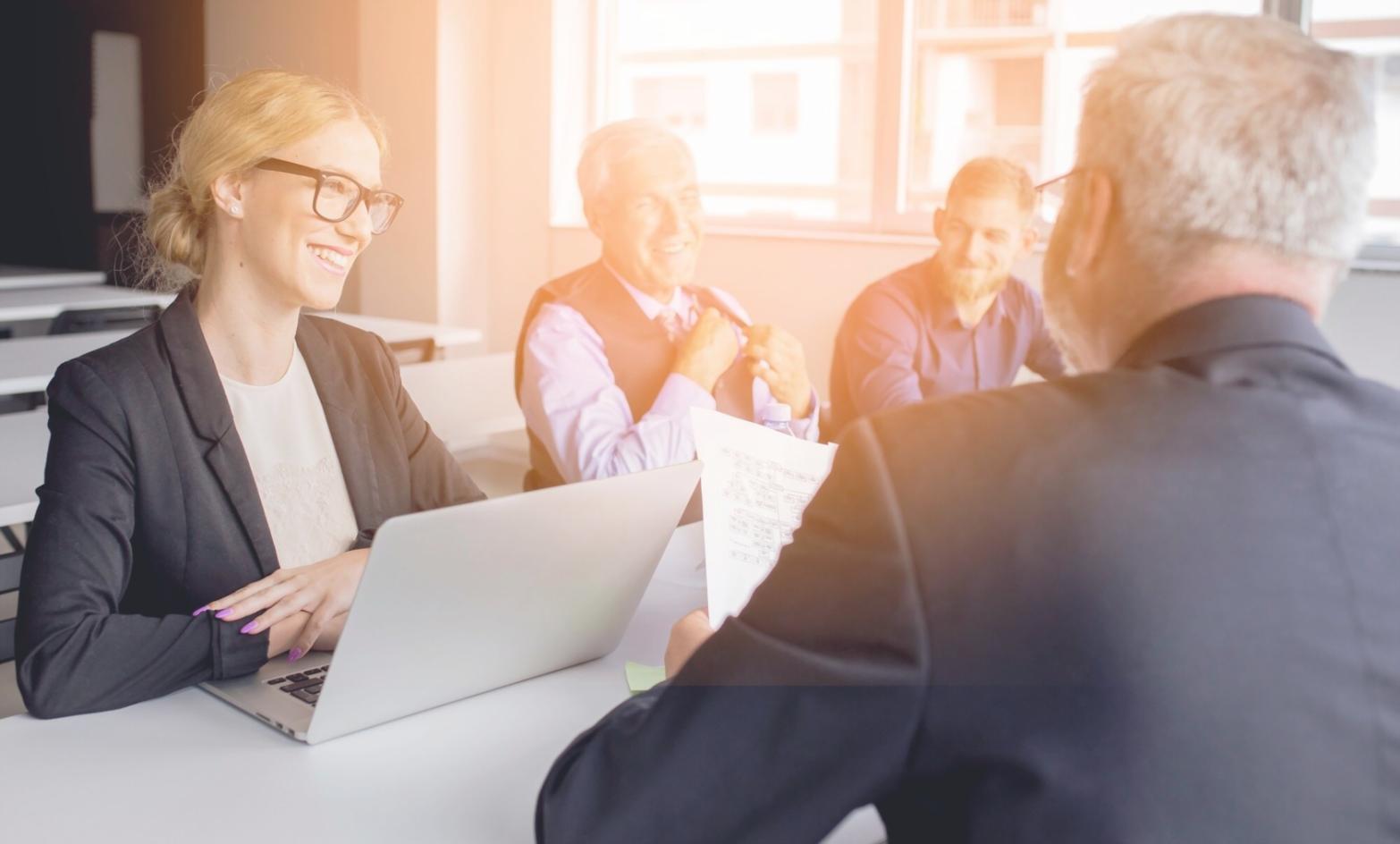 Person arbeitet konzentriert an Finanzplanung